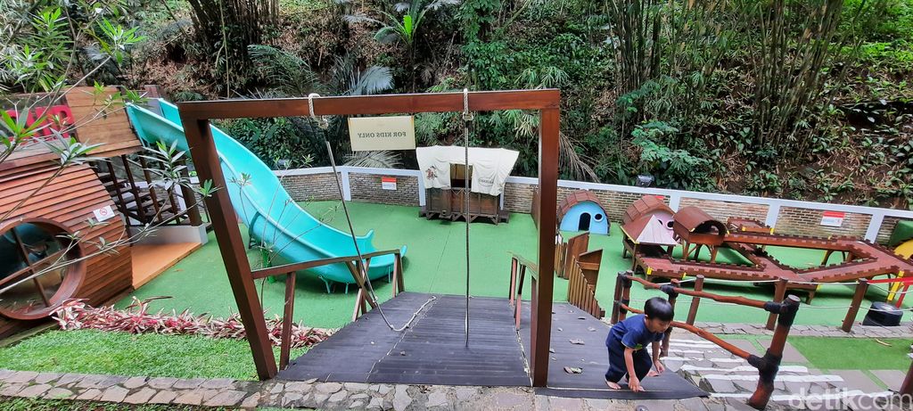Suasana di Hotel Padma, salah satu hotel ramah anak di Bandung.