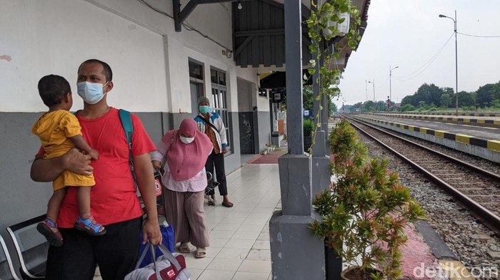 Suasana di Stasiun Pagaden, Kabupaten Subang yang sudah mulai dipadati pemudik ke wilayah Jawa Tengah maupun Jawa Timur, Jumat (15/4/2022).