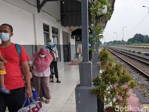 Mudik Lebih Awal, Penumpang Mulai Padati Stasiun di Subang