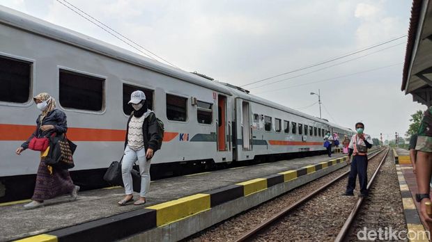 Suasana di Stasiun Pagaden, Kabupaten Subang yang sudah mulai dipadati pemudik ke wilayah Jawa Tengah maupun Jawa Timur, Jumat (15/4/2022).
