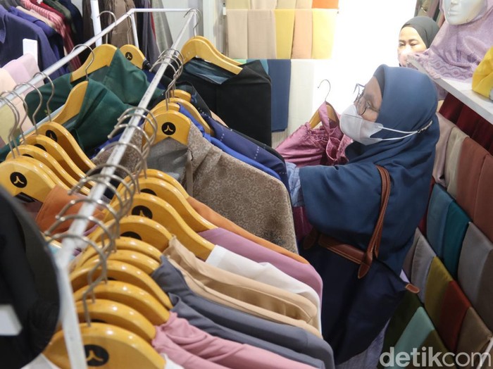Suasana galeri fashion muslim di Hijab Story Dago Kota Bandung.