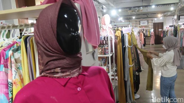Suasana galeri fashion muslim di Hijab Story Dago Kota Bandung.
