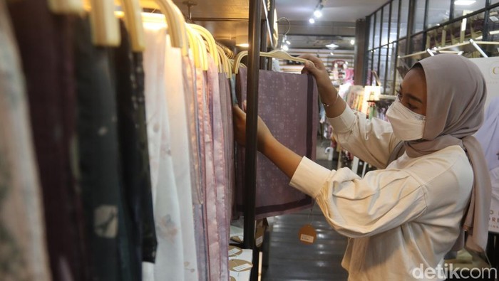 Suasana galeri fashion muslim di Hijab Story Dago Kota Bandung.