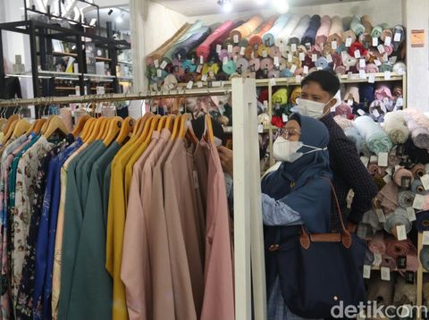 Suasana galeri fashion muslim di Hijab Story Dago Kota Bandung.
