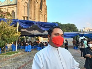 Antusiasme Warga Rayakan Jumat Agung di Gereja Katedral Jakarta