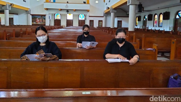 Suasana ibadah umat katolik di Gereja Kristus Raja, Kecamatan Tambaksari, Kota Surabaya. Jumat (15/4/2022).