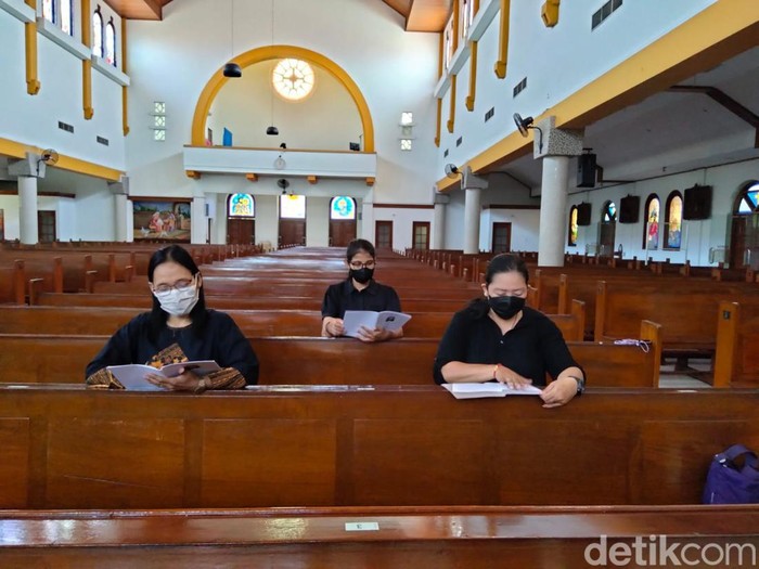 Suasana ibadah umat katolik di Gereja Kristus Raja, Kecamatan Tambaksari, Kota Surabaya. Jumat (15/4/2022).