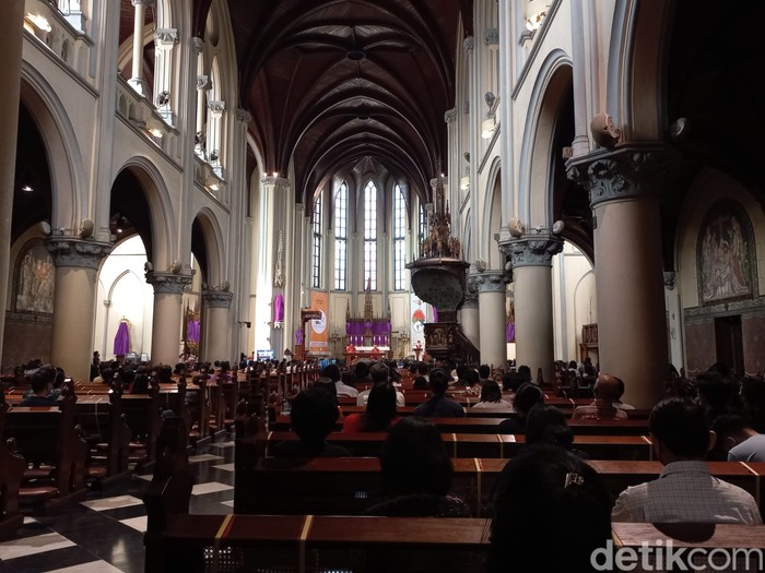 Suasana ibadat Jumat Agung di Gereja Katedral Jakarta (Anggi Muliawati/detikcom)