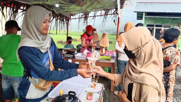 Suasana Pasar Uwuh di jalan Magelang-Purworejo KM 5, Desa Trirejo, Purworejo, Jumat (15/4/2022).
