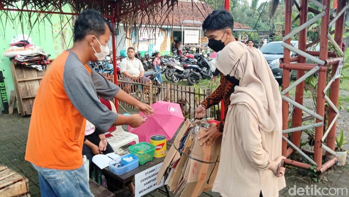 Suasana Pasar Uwuh di jalan Magelang-Purworejo KM 5, Desa Trirejo, Purworejo, Jumat (15/4/2022).