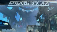 Terminal Cileungsi terlihat sepi, tak tampak penumpang berlalu lalang di sekitar terminal, yang terlihat hanyalah beberapa armada Bus AKAP Antar Provinsi yang berjejer rapi di terminal.  