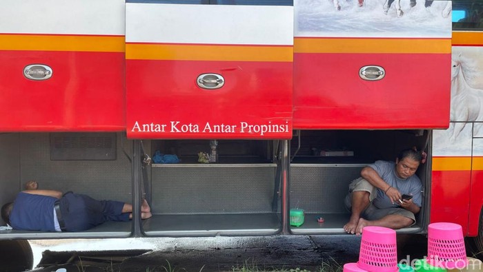 Suasana Terminal Cileungsi yang tampak sepi, Kabupaten Bogor, Jumat (15/4/2022).