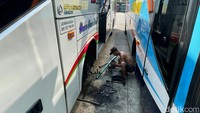 Sepinya penumpang, dimanfaatkan oleh supir maupun kernet membersihkan dan memperbaiki armada busnya.  