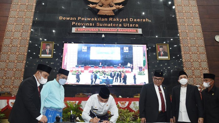 Gubernur Sumut Edy Rahmayadi bersama Ketua DPRD Sumut Baskami Ginting menandatangani Ranperda tentang Pencegahan dan Penanggulangan HIV/AIDS pada Sidang Paripurna yang digelar di ruang Sidang DPRD Sumut, Kamis (14/04/2022).