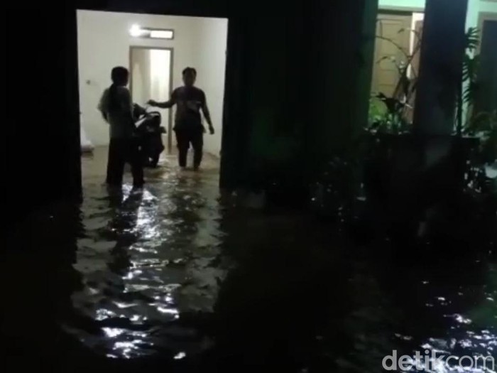 Sungai meluap, puluhan rumah warga dan sawah terendam banjir di Purwakarta.