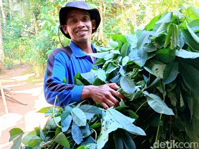 Susanto Teguh Jatmiko atau Teguh Gibin, warga Kebumen yang viral di Tiktok karena lagu pertukangan, Jumat (15/4/2022).