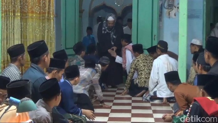Masih ingat dengan tarawih kilat di Blitar? Tarawih 23 rakaat yang tidak sampai 10 menit.