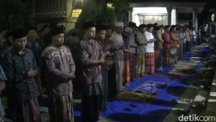 Masih ingat dengan tarawih kilat di Blitar? Tarawih 23 rakaat yang tidak sampai 10 menit.