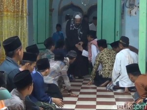 Durasi Cepat Jadi Magnet Jemaah Tarawih Kilat Ponpes Mambaul Hikam Blitar