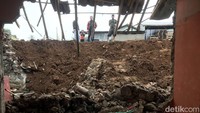 Cucu Sumiati (65) pemilik kontrakan yang ditinggali korban mengatakan, pada saat kejadian berlangsung, ia dan keluarga lainnya sedang tidur. Namun, dirinya terbangun untuk melaksanakan ibadah dan mendengar suara longsoran tanah.  