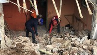 Satu keluarga yang menjadi korban longsor itu merupakan sepasang pasutri, satu anak berusia 7 tahun dan balita berusia 2 taun. Cucu mengatakan, keempatnya tertimpa reruntuhan bangunan. 