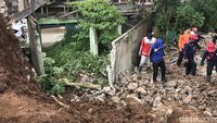 Tembok Penahan Tanah Jebol, Satu Keluarga Di Sukabumi Tertimbun Longsor