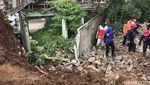 Tembok Penahan Tanah Jebol, Satu Keluarga di Sukabumi Tertimbun Longsor