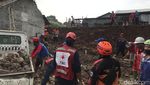 Tembok Penahan Tanah Jebol, Satu Keluarga di Sukabumi Tertimbun Longsor