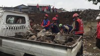 Saat ini petugas masih mengevakuasi puing-puing sisa longsor.