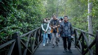 Dalam peresmian ini, Sandiaga didampingi oleh Staf Khusus Menparekraf Bidang Pengamanan Destinasi Wisata dan Isu-isu Strategis, Brigjen TNI Ario Prawiseso; Direktur Pengembangan Destinasi Regional 1 Kemenparekraf/Baparekraf, Harwan Ekon Cahyo; Direktur Tata Kelola Destinasi dan Pariwisata Berkelanjutan Kemenparekraf/Baparekraf, Indra Ni Tua; dan Direktur Event Daerah Kemenparekraf/Baparekraf, Reza Fahlevi.