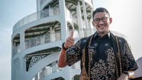 Sandiaga berpose dengan Tower Mangrove Forest Park Langsa. Sandiaga mengatakan di tower ini perlu diadakan sebuah event regional untuk menggeliatkan dan memperkuat pariwisata di sini, katanya.