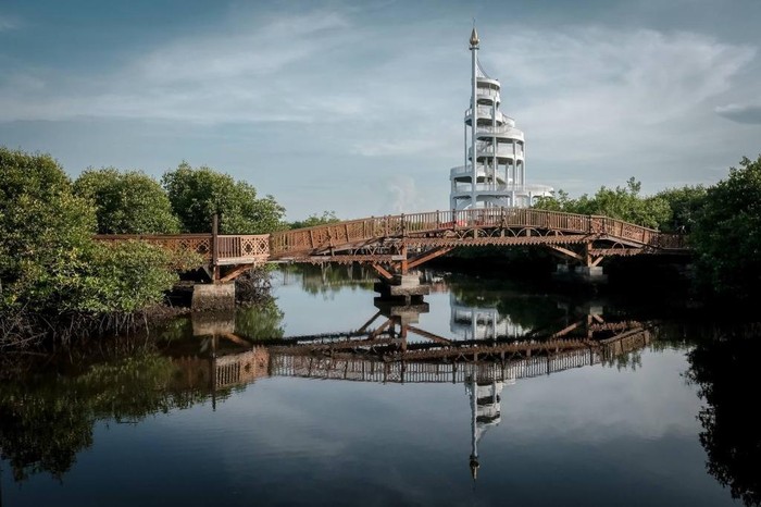 Menteri Pariwisata dan Ekonomi Kreatif/Kepala Badan Pariwisata dan Ekonomi Kreatif Sandiaga Salahuddin Uno meresmikan Tower Mangrove Forest Park Langsa di Aceh yang diharapkan bisa menjadi ikon pariwisata baru Aceh.