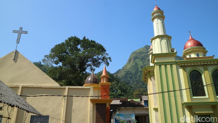 Umat Kristiani Desa Tempur melaksanakan peringatan Wafat Isa Al-masih di gereja yang berhadapan dengan masjid di Desa Tempur, Kecamatan Keling, Jepara, Jumat (15/4/2022).