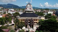 Masjid Baitul Musyahadah bisa jadi merupakan satu-satunya masjid di dunia yang memiliki kubah berbentuk topi.