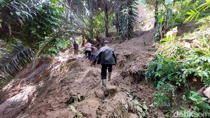 Warga Melakukan Pencarian Terhadap Bocah yang Tertimbun Longsor dan Banjir Bandang di Rongga