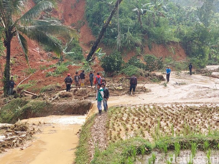 Warga Melakukan Pencarian Terhadap Bocah yang Tertimbun Longsor dan Banjir Bandang di Rongga