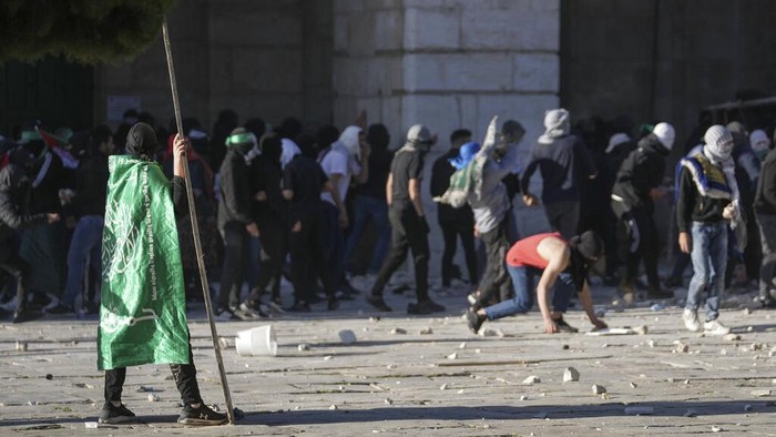 Israeli security forces take position during clashes with Palestinians demonstrators at the Al Aqsa Mosque compound in Jerusalems Old City, Friday, April 15, 2022. (AP Photo/Mahmoud Illean)