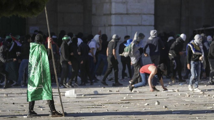 Warga Palestina-Polisi Israel Bentrok Lagi di Masjid Al-Aqsa Israeli security forces take position during clashes with Palestinians demonstrators at the Al Aqsa Mosque compound in Jerusalem's Old City, Friday, April 15, 2022. (AP Photo/Mahmoud Illean)