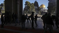 Menurut lembaga wakaf Islam yang mengelola situs tersebut mengatakan, polisi Israel memasuki daerah itu setelah salat subuh ketika ribuan orang berada di masjid. AP Photo/Mahmoud Illean