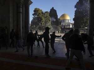 Detik-detik Pasukan Israel Serang Jemaah di Masjid Al-Aqsa