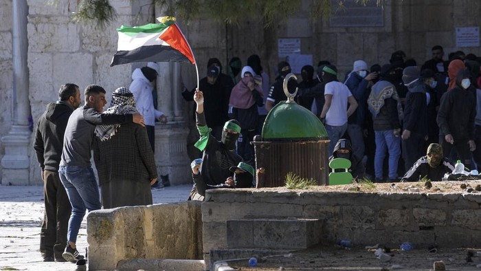 Israeli security forces take position during clashes with Palestinians demonstrators at the Al Aqsa Mosque compound in Jerusalems Old City, Friday, April 15, 2022. (AP Photo/Mahmoud Illean)