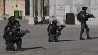 Petugas Israel melepaskan tembakan gas air mata dan granat kejut ke arah warga Palestina. AP Photo/Mahmoud Illean