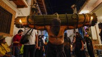 Orang-orang yang berperan sebagai Yesus membawa seikat ranting berduri.  
