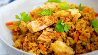 Tak pernah gagal memanjakan selera, nasi goreng ayam pedas ini juga bisa jadi inspirasi. Bumbunya memakai sedikit terasi goreng dengan pelengkap sayuran seperti wortel dan kacang polong agar lengkap nutrisinya. Intip resep nasi goreng ayam suwir di sini. Foto: iStock 