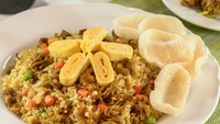 Gurih nagih nasi goreng usus ayam juga bisa jadi inspirasi  menu nasi gorengmu. Jika biasanya usus ayam bumbu kuning hanya jadi teman makan bubur ayam, ternyata enak juga jadi campuran nasi goreng. Tak percaya? Bikin yuk pakai resep ini. Foto: detikfood