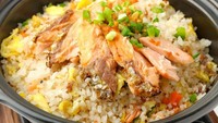 Nasi goreng ini tak kalah istimewa karena memakai paduan cakalang fufu alias ikan tuna asap khas Sulawesi Utara. Aromanya yang smoky membangkitkan selera makan. Kamu bisa bikin sendiri nasi goreng cakalang dengan resep ini. Foto: iStock