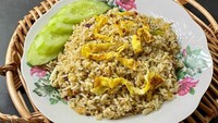 Dari Jawa Barat ada nasi goreng kencur yang terkenal enak. Bumbu dapur ini memberi aksen wangi, apalagi ditambah jahe dan lengkuas muda. Rasanya gurih berempah. Yuk, bikin nasi goreng kencur dengan resep ini. Foto: iStock