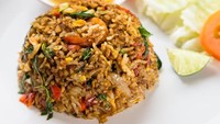 Hmmm... Harumnya nasi goreng kemangi bisa kamu bikin sendiri di rumah. Bumbu halusnya lengkap, memakai bawang, cabai, dan terasi. Jangan lupa tambahkan topping suwiran ayam dan irisan daun bawang agar makin sedap. Intip resep nasi goreng kemangi di sini. Foto: iStock