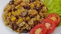 Kalau mau nasi goreng istimewa, coba bikin yang berbumbu gule berikut. Toppingnya irisan daging sapi dan sosis sapi yang empuk gurih. Kamu bisa membuat nasi goreng bumbu gule dengan resep ini. Foto: Laily Puspitasari