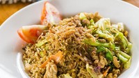Nasi goreng jawa alias nasi goreng tek-tek terkenal dengan rasanya yang manis gurih. Bumbunya memakai paduan terasi dan kemiri. Makin enak diberi topping suwiran ayam dan telur. Contek resep nasi goreng jawa di sini. Foto: iStock
